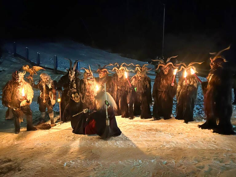 Krampusse mit Fackeln bei Nacht