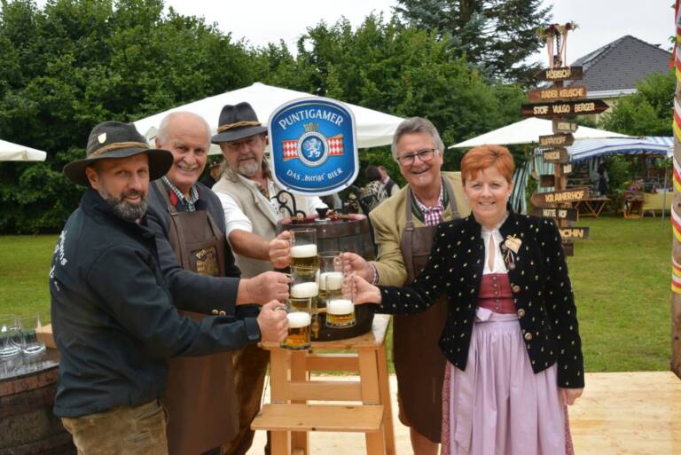 Anstoßen am Tibitscher Kirchtag