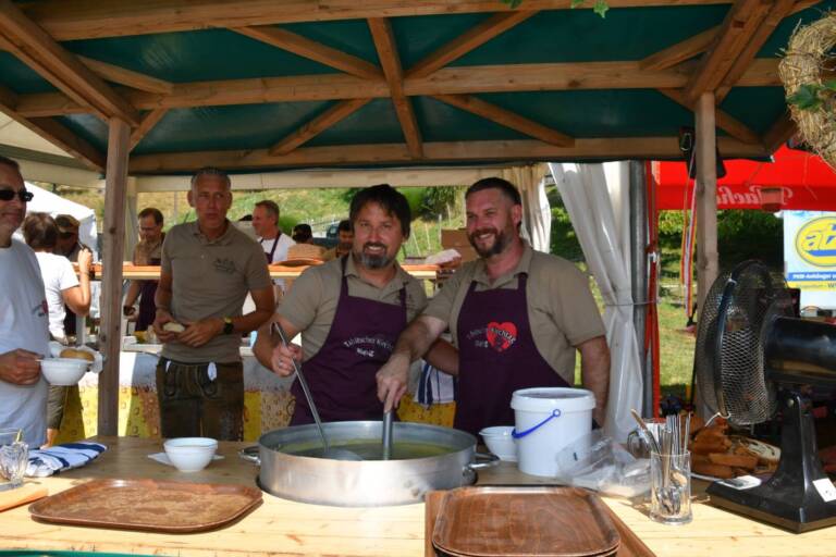 Kirchtagssuppe wird gekocht
